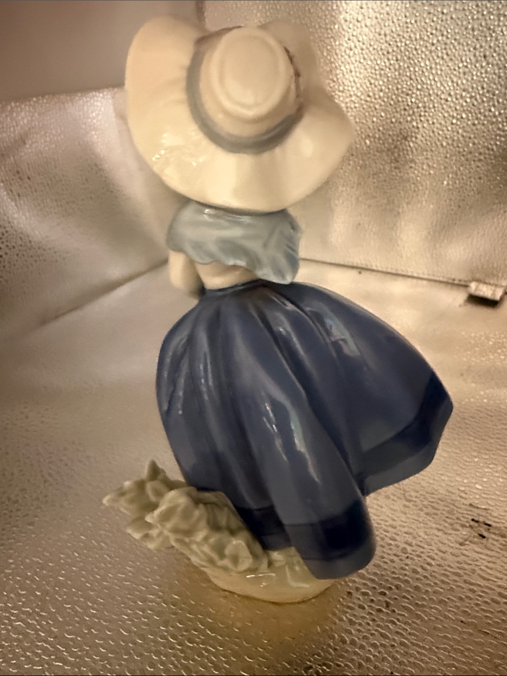 Lladro  Amazing Pretty Pickings Figurine - Picture 8 of 16